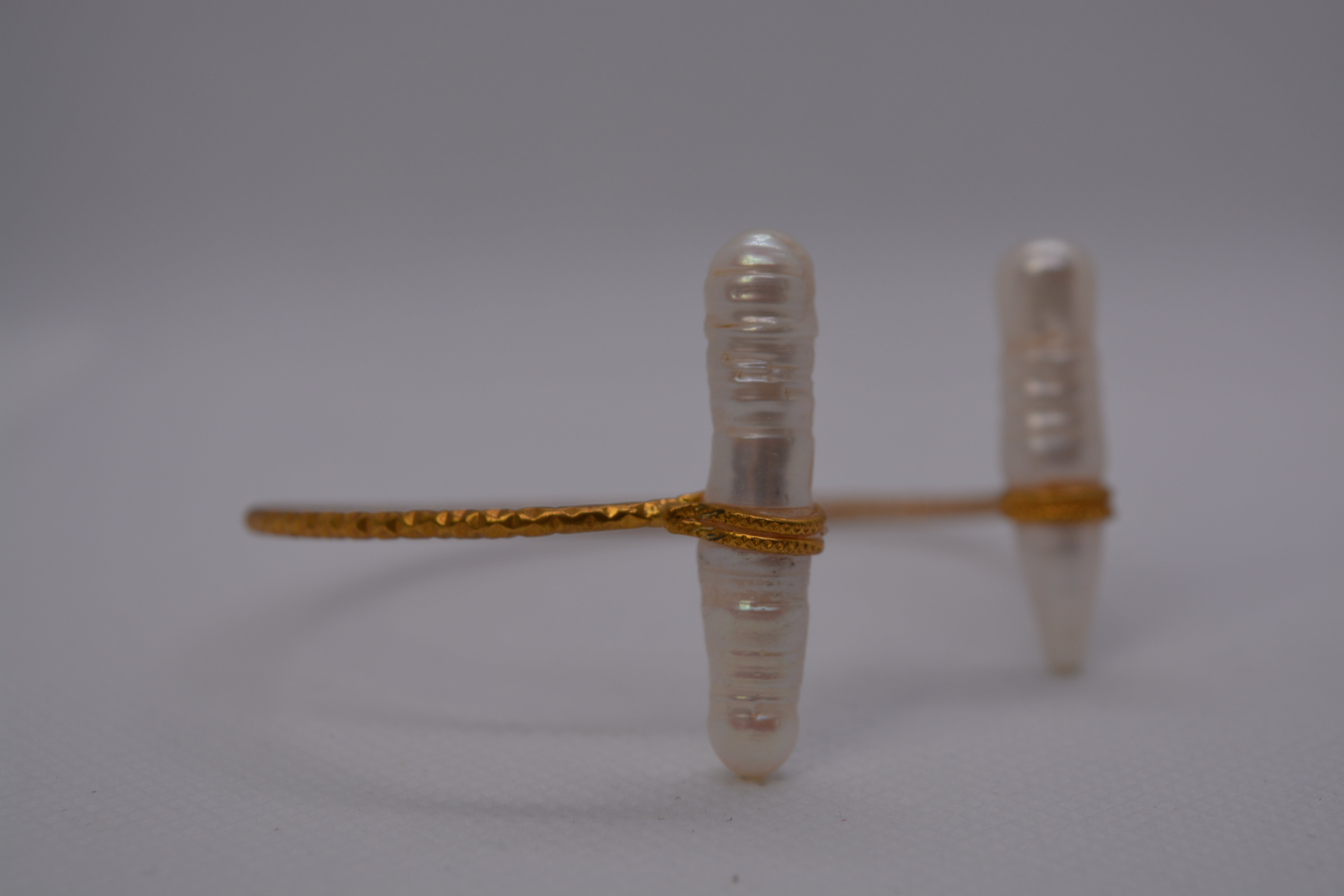 Bracciale rigido dorato con perle di fiume