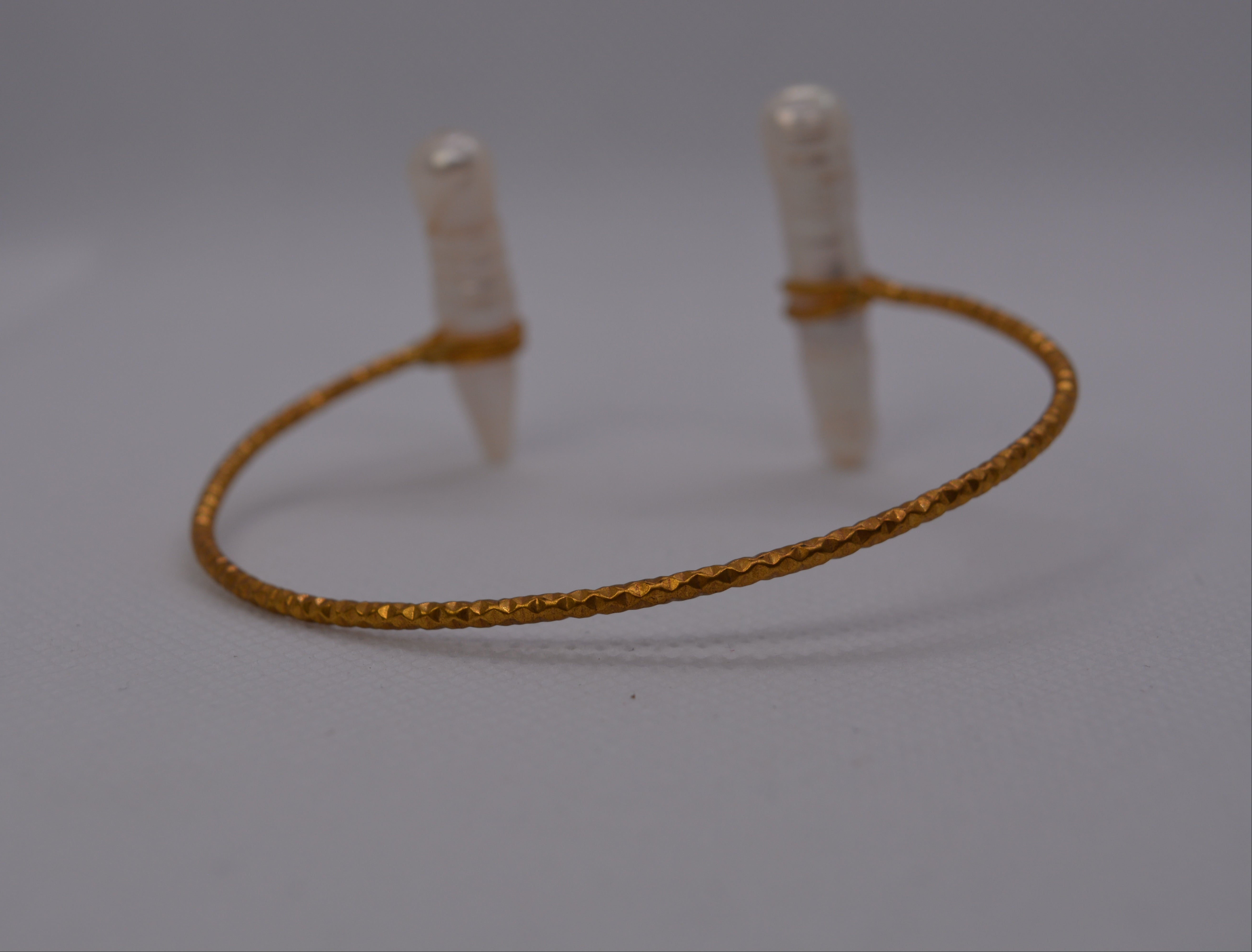 Bracciale rigido dorato con perle di fiume