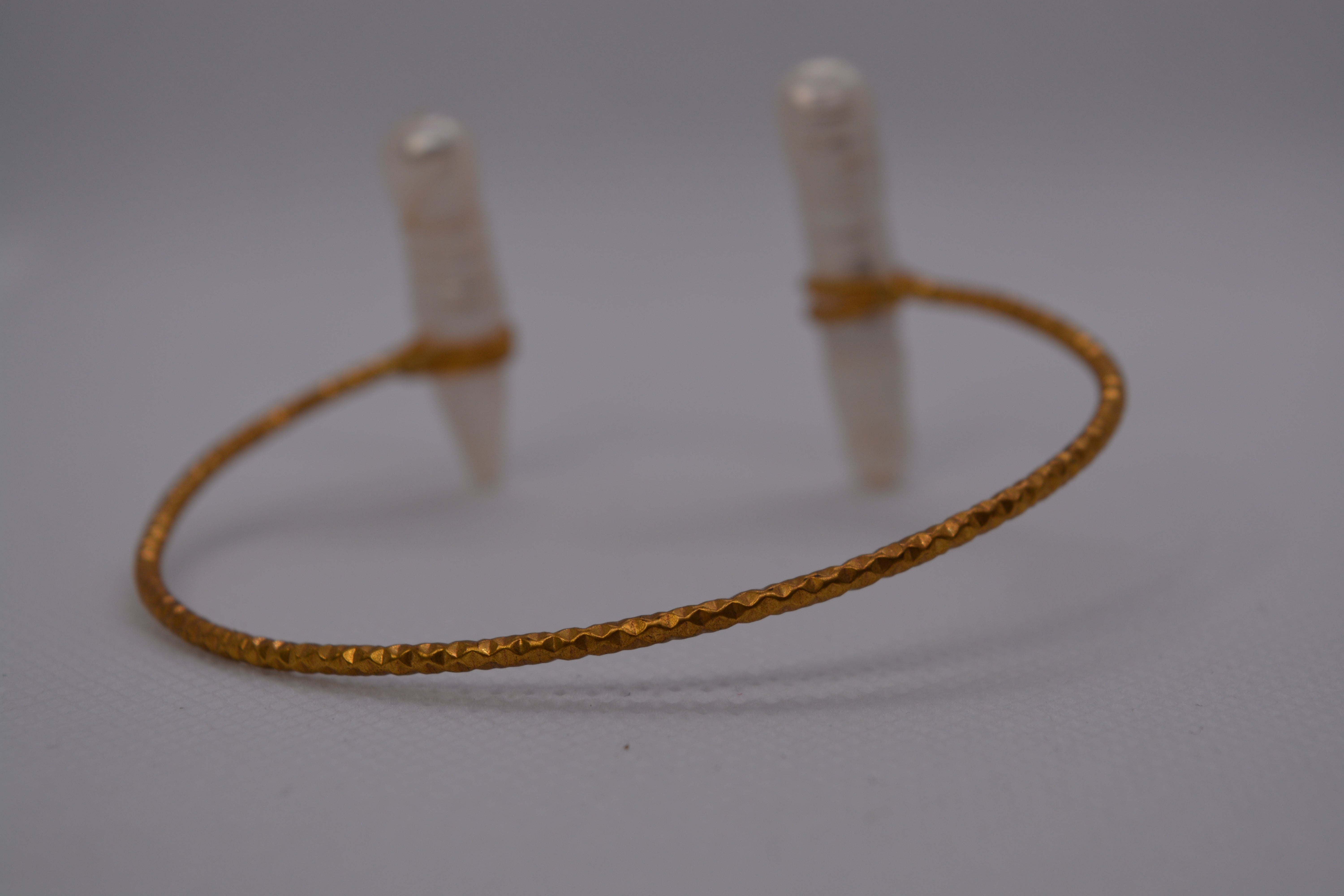 Bracciale rigido dorato con perle di fiume