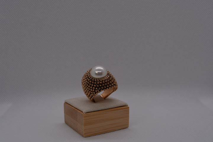 Anello dorato con perla bianca