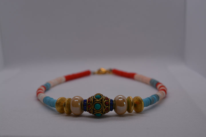 Collana perle colorate con pendente etnico dorato