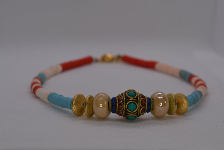 Collana perle colorate con pendente etnico dorato