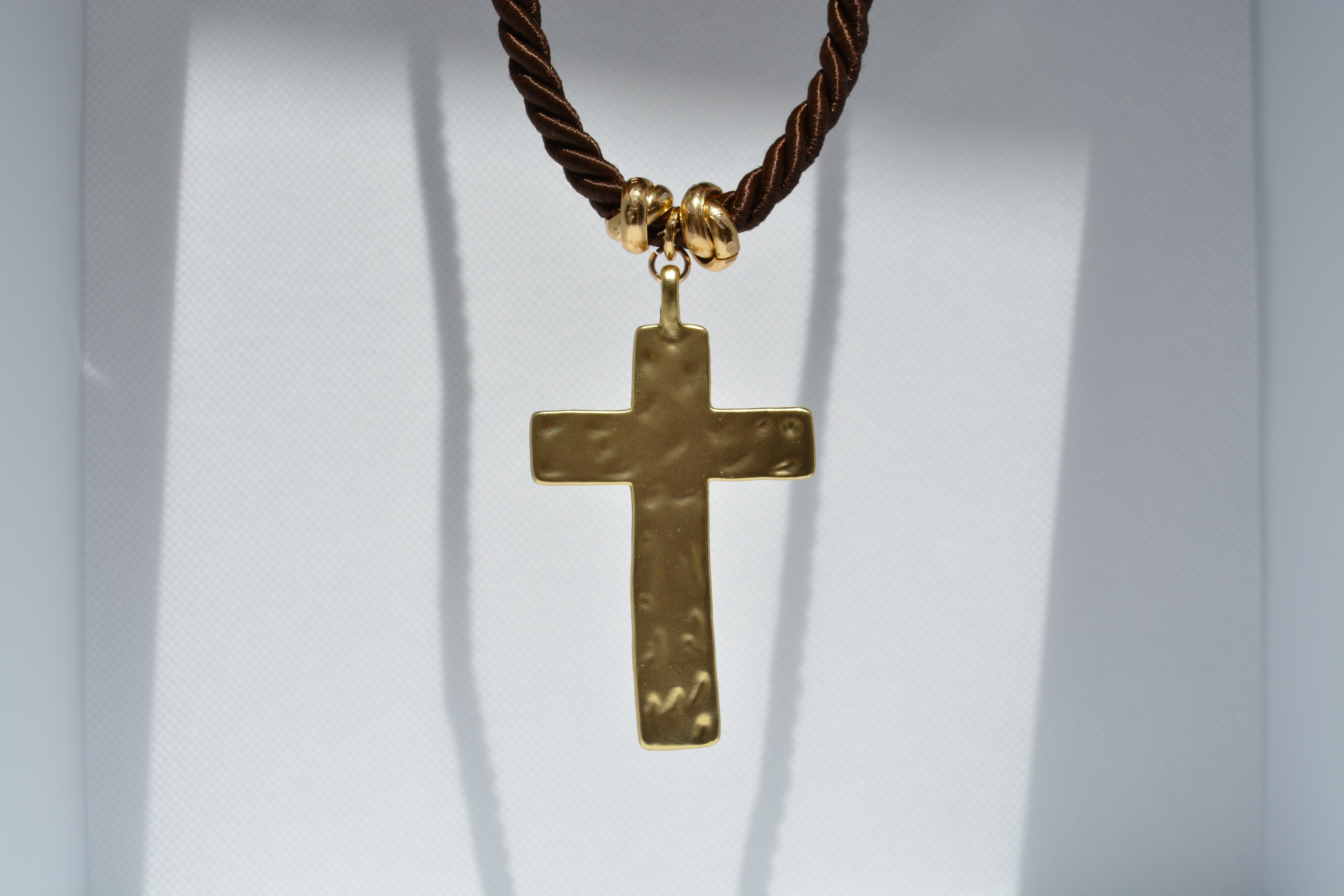 Collana croce dorata martellata
