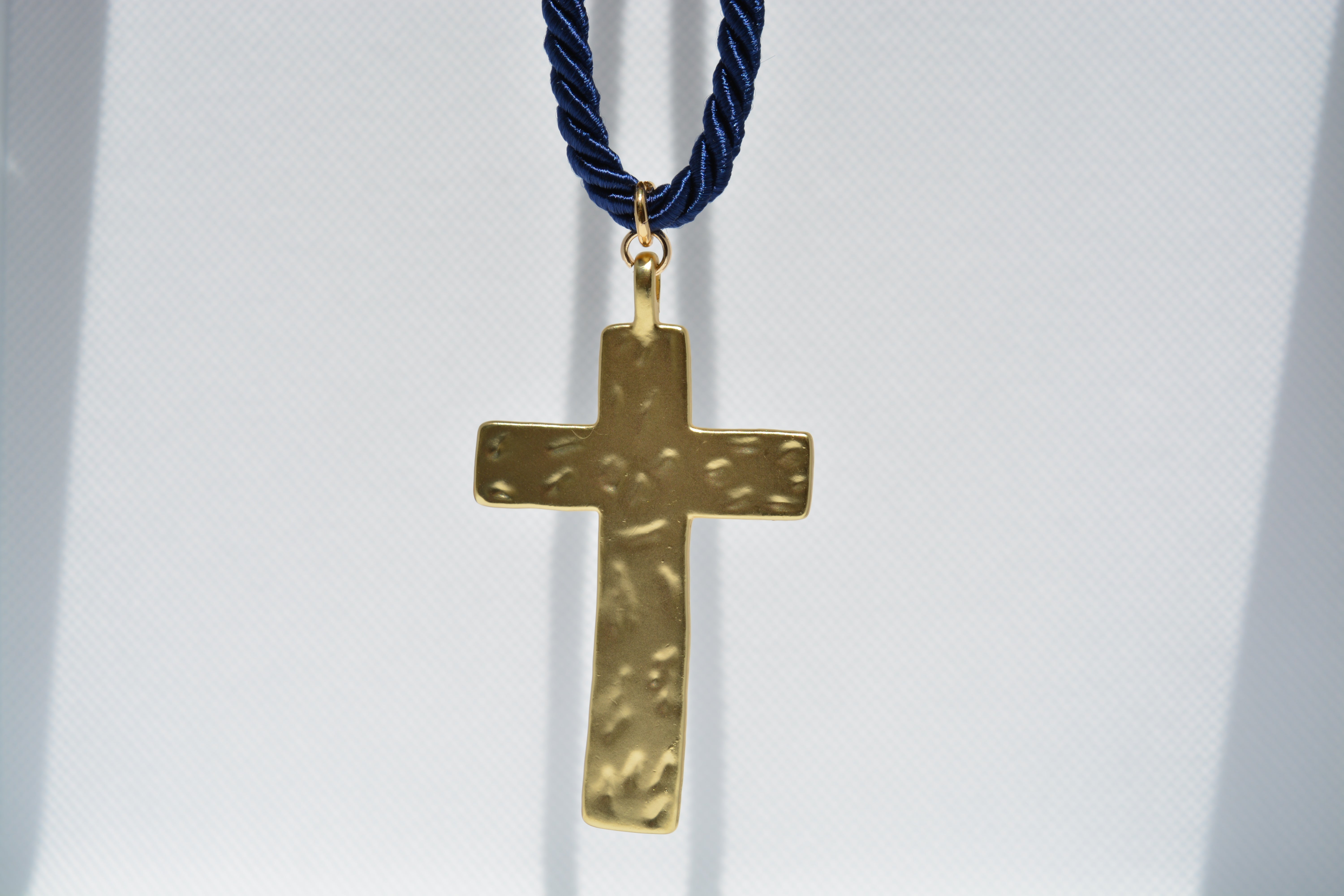 Collana croce dorata martellata