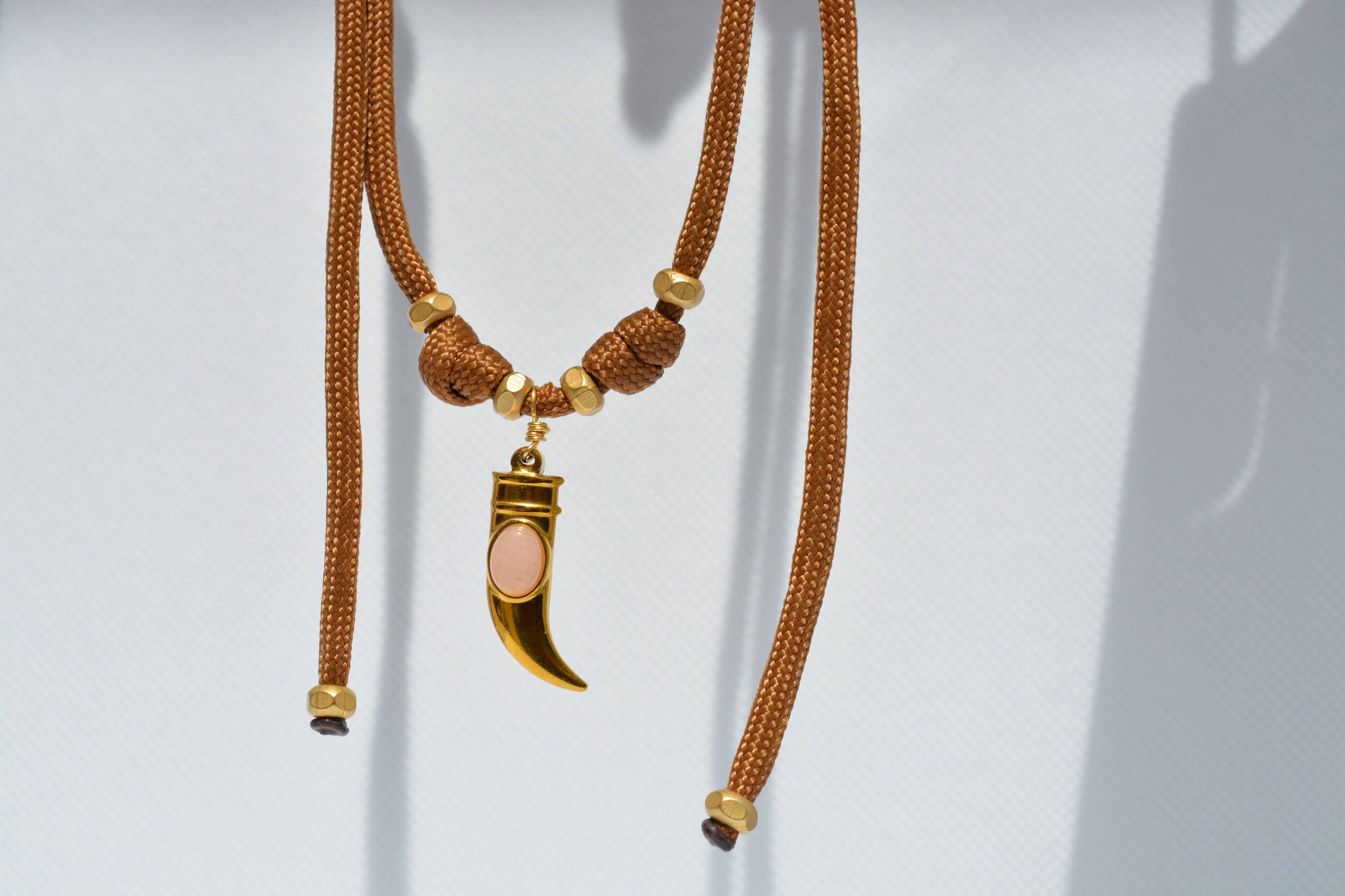 Collana corno dorato con pietra rosa