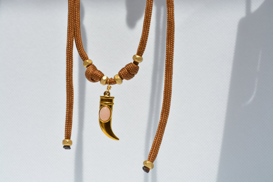 Collana corno dorato con pietra rosa