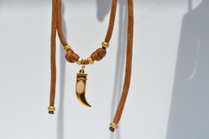 Collana corno dorato con pietra rosa