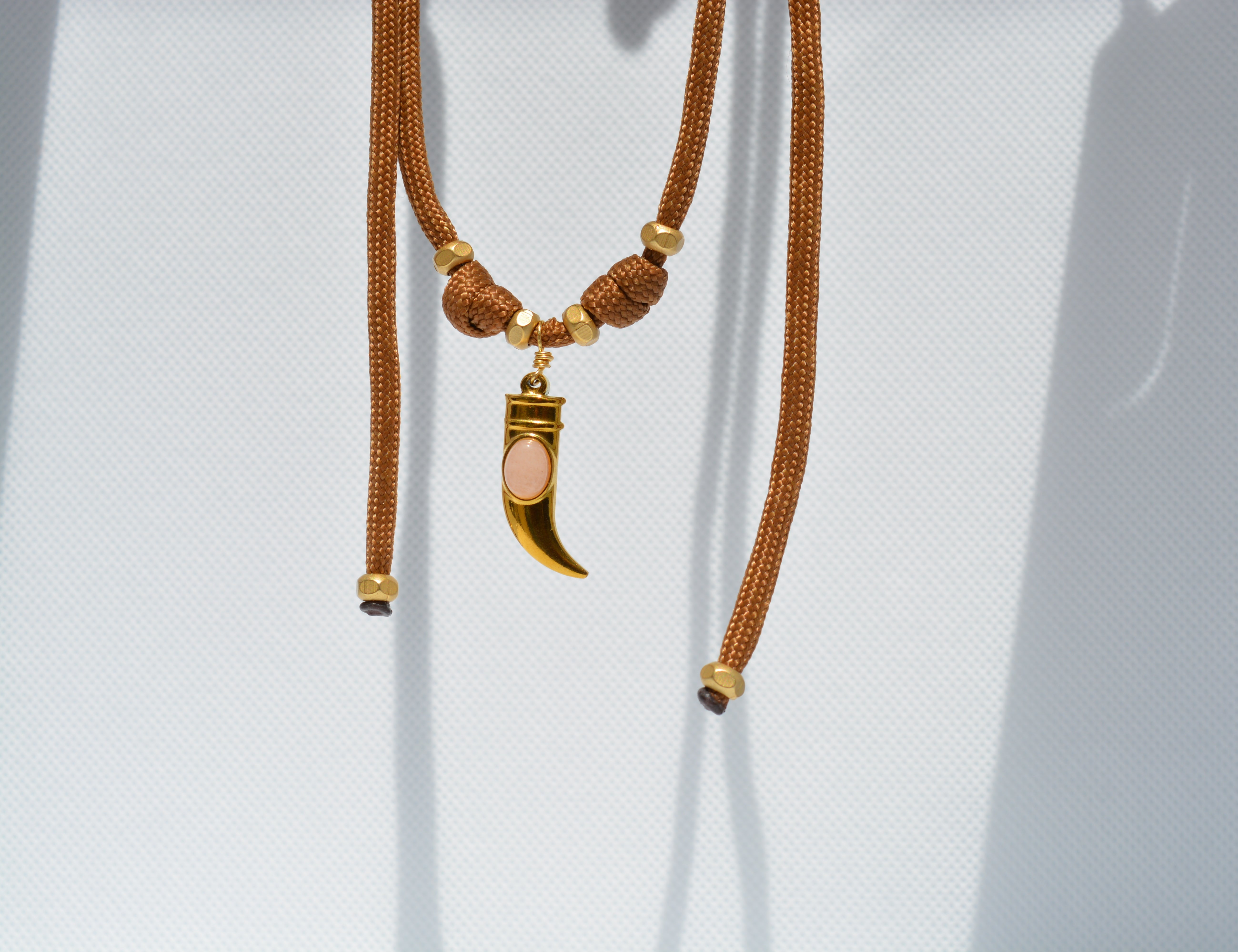 Collana corno dorato con pietra rosa