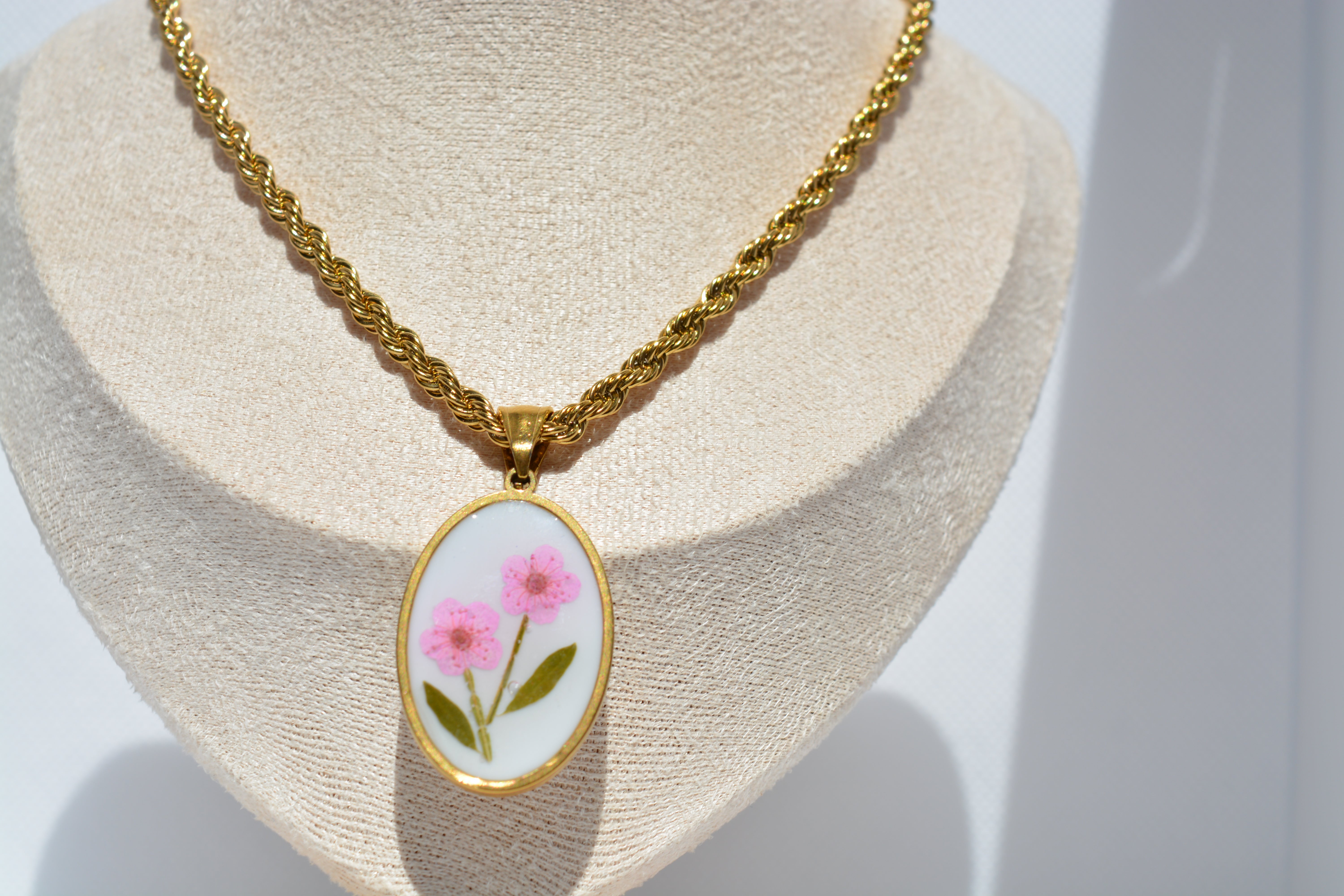 Collana dorata con pendente floreale