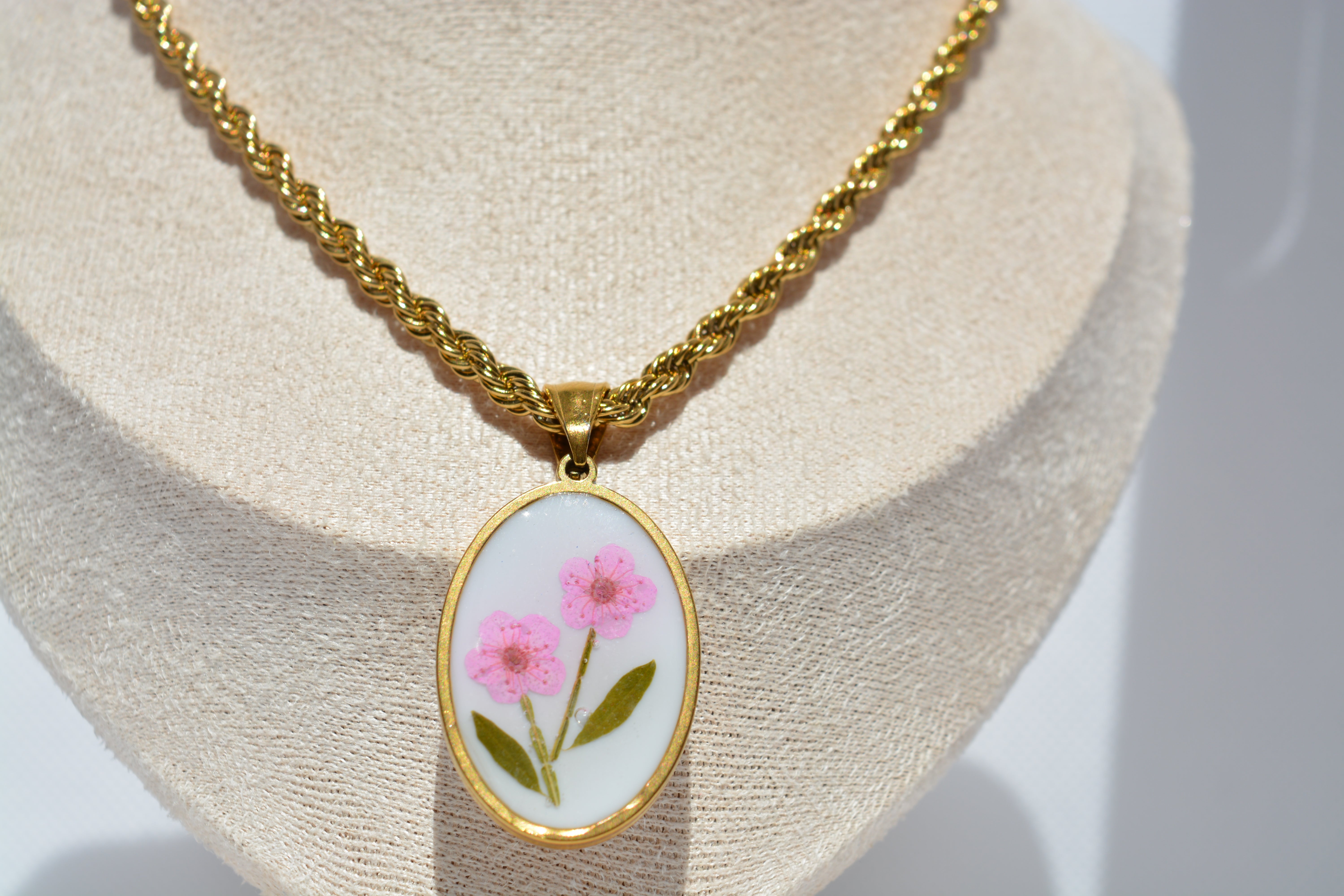 Collana dorata con pendente floreale