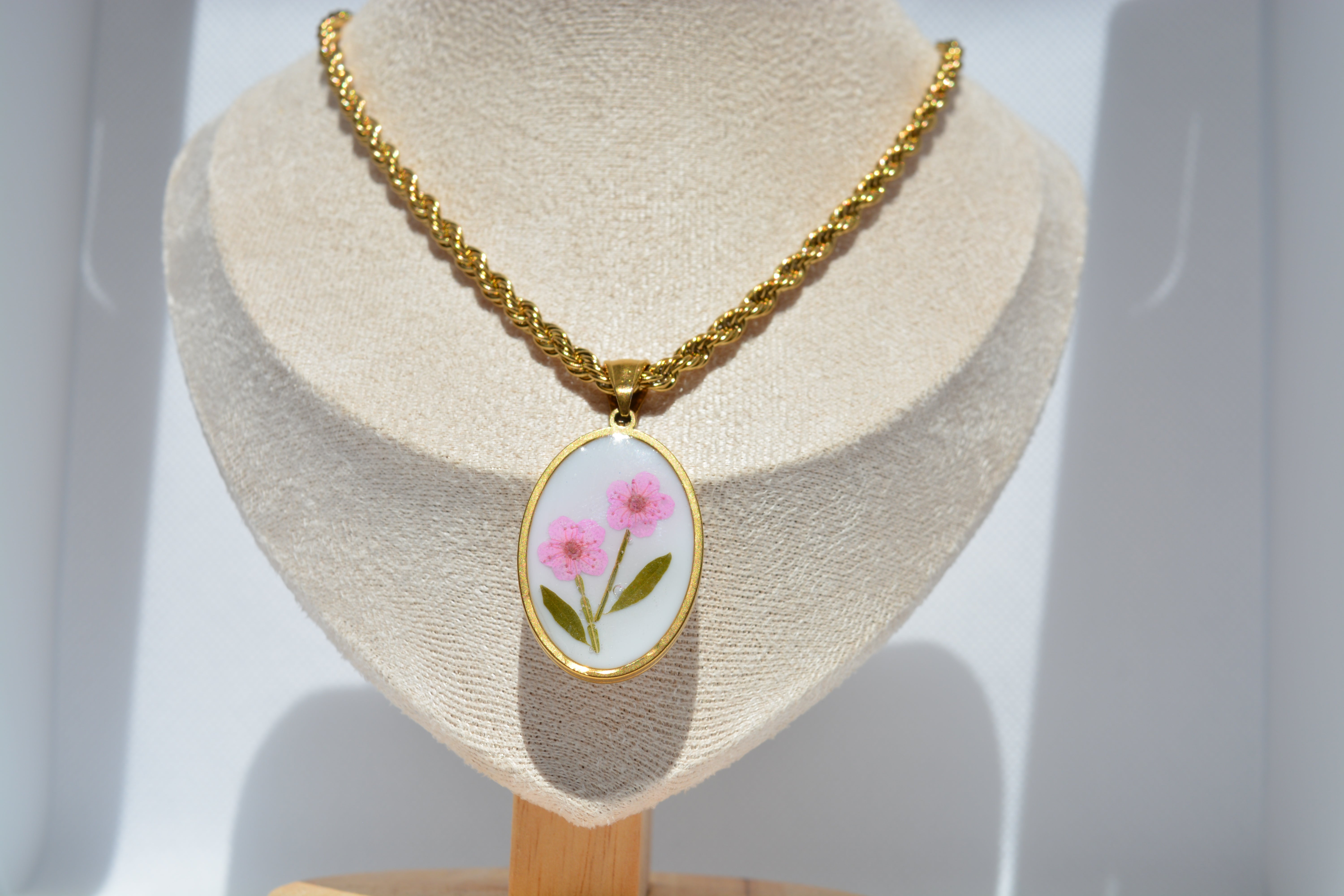 Collana dorata con pendente floreale