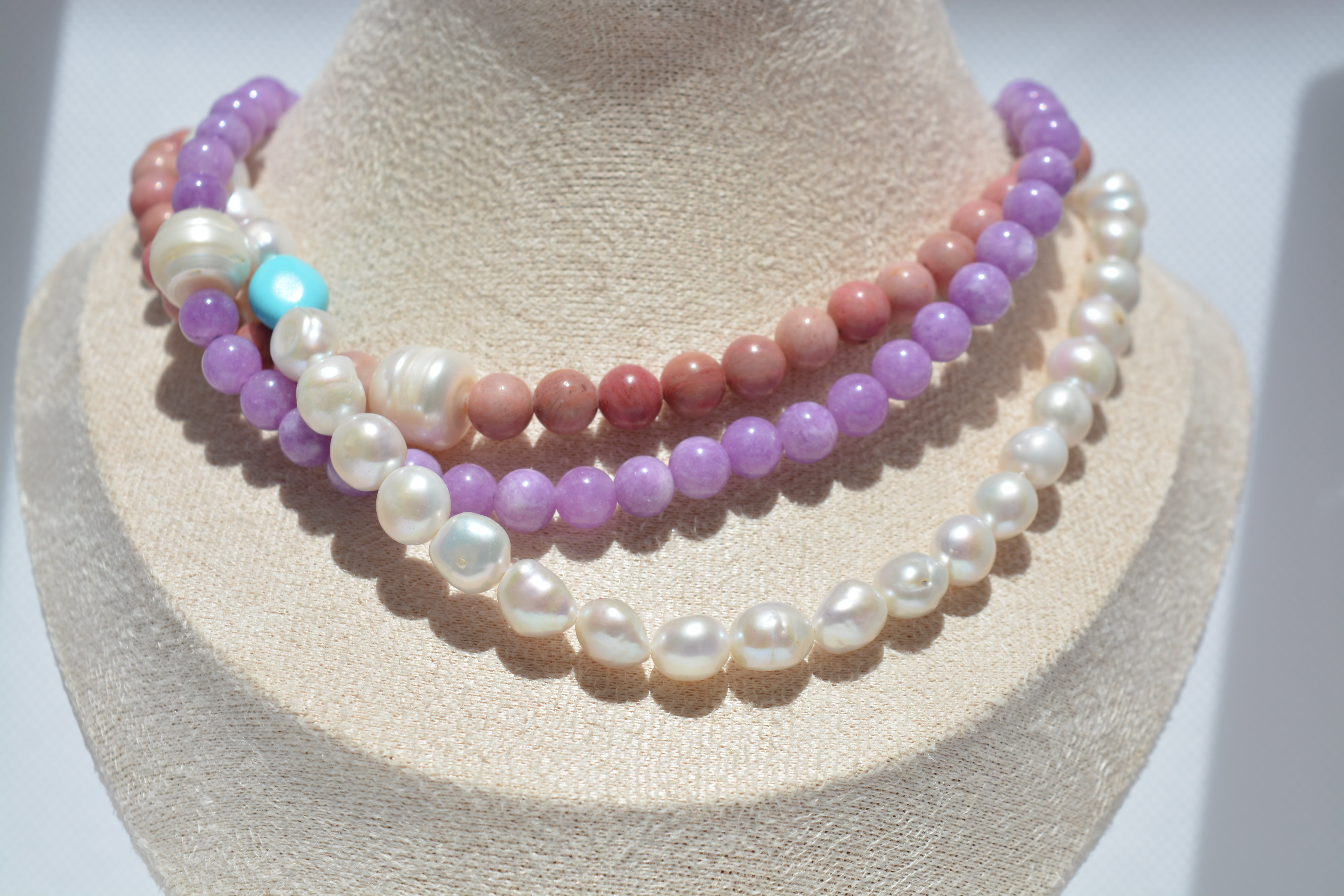 Collana con pietre e perle di fiume