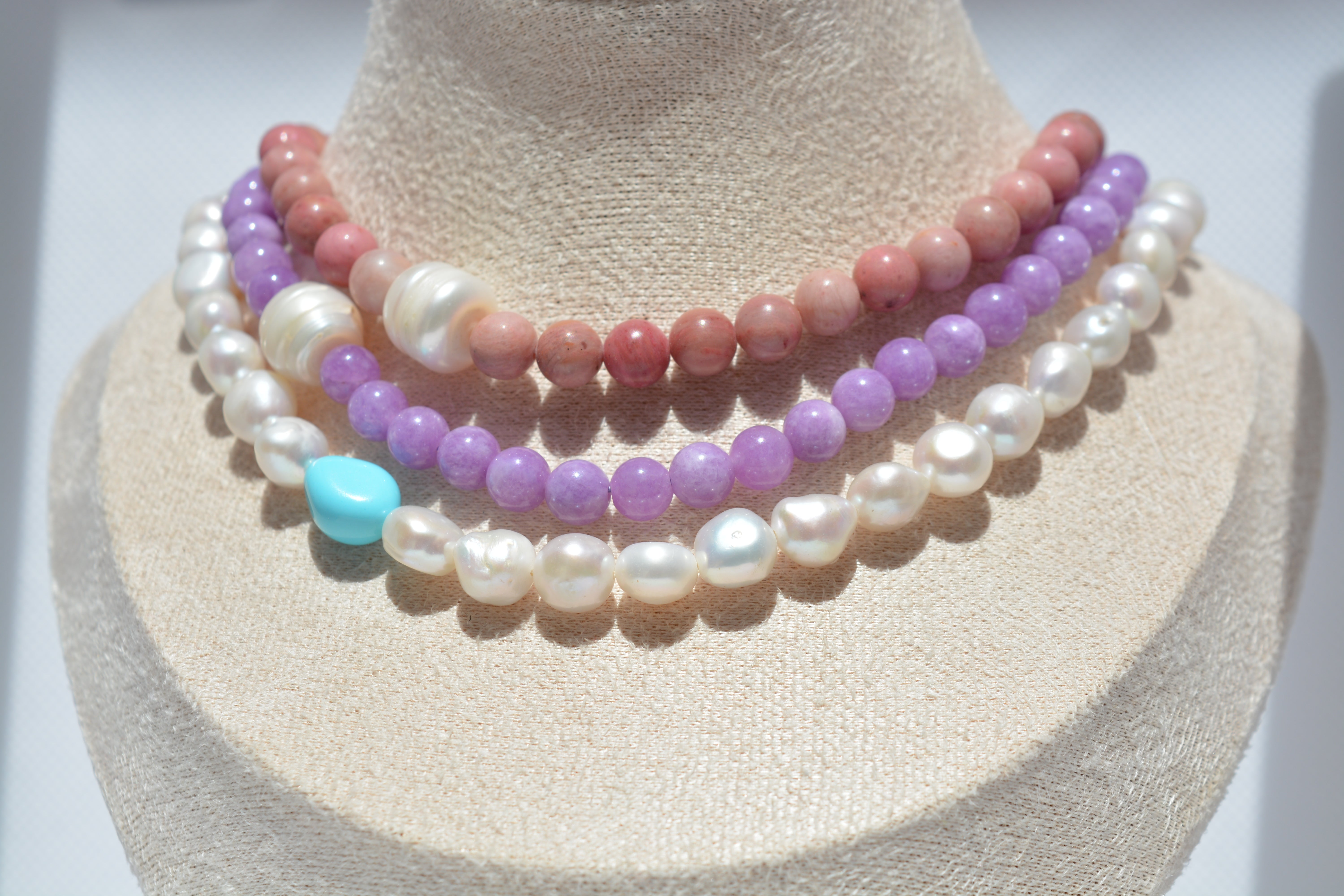 Collana con pietre e perle di fiume