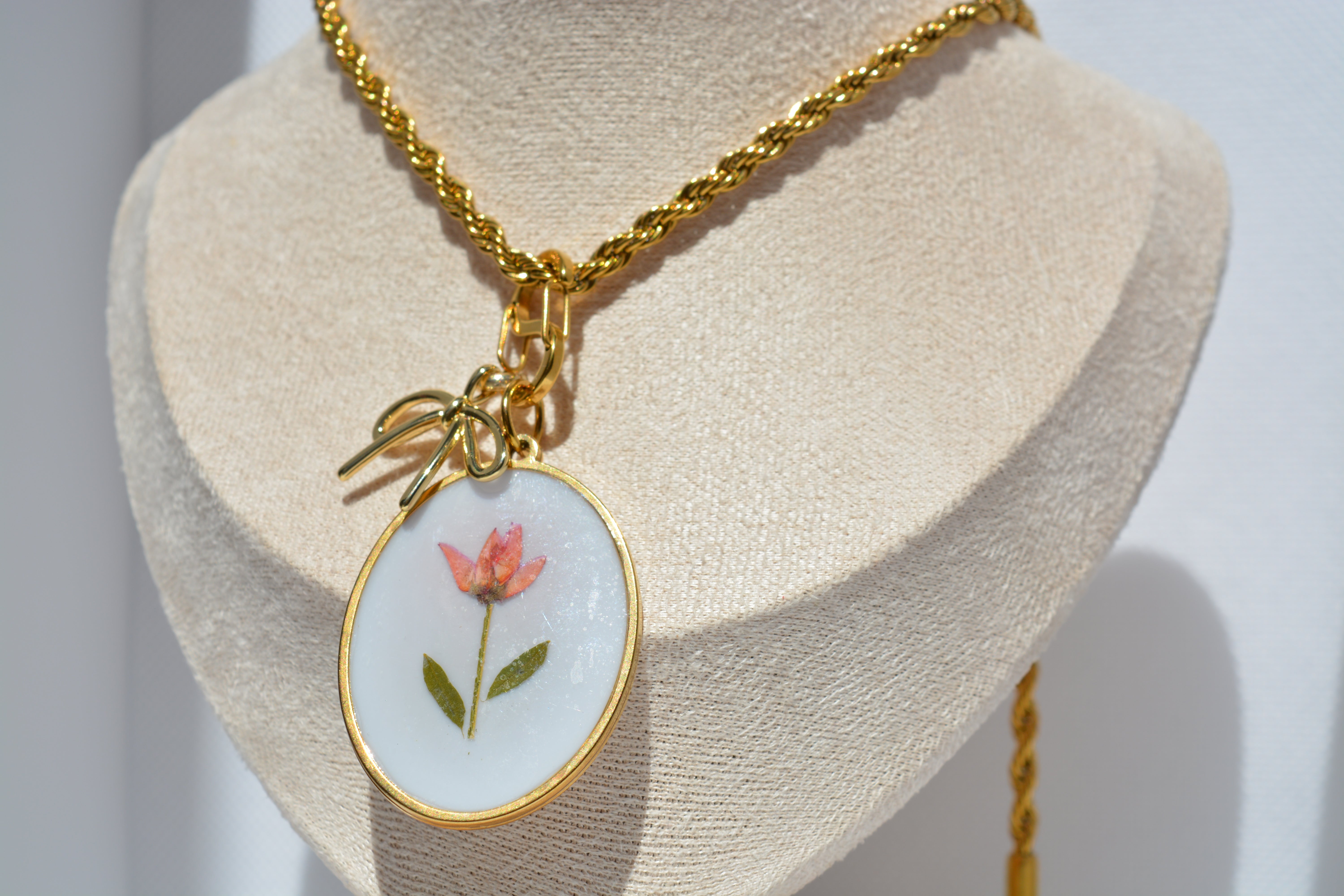 Collana dorata con fiore