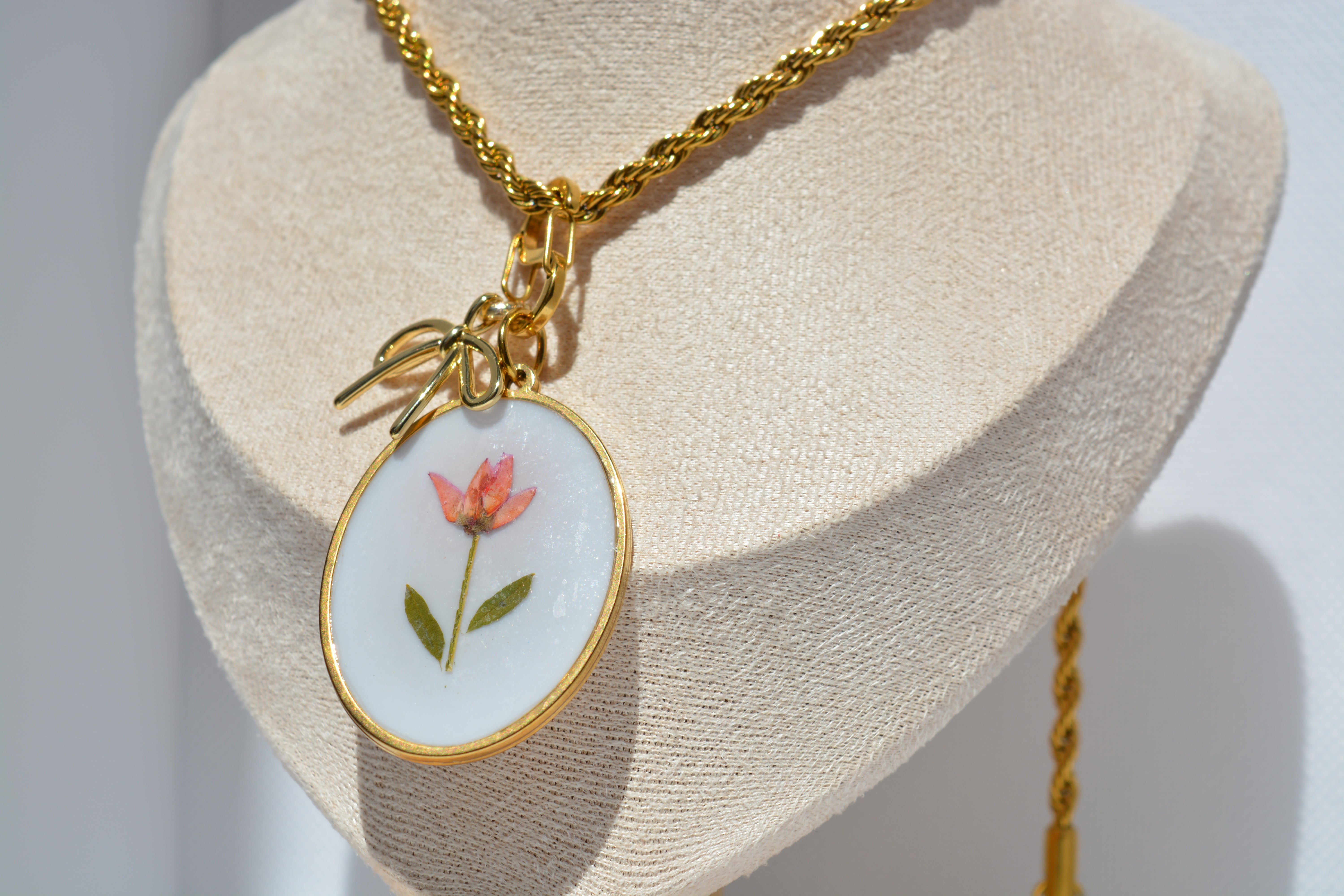 Collana dorata con fiore