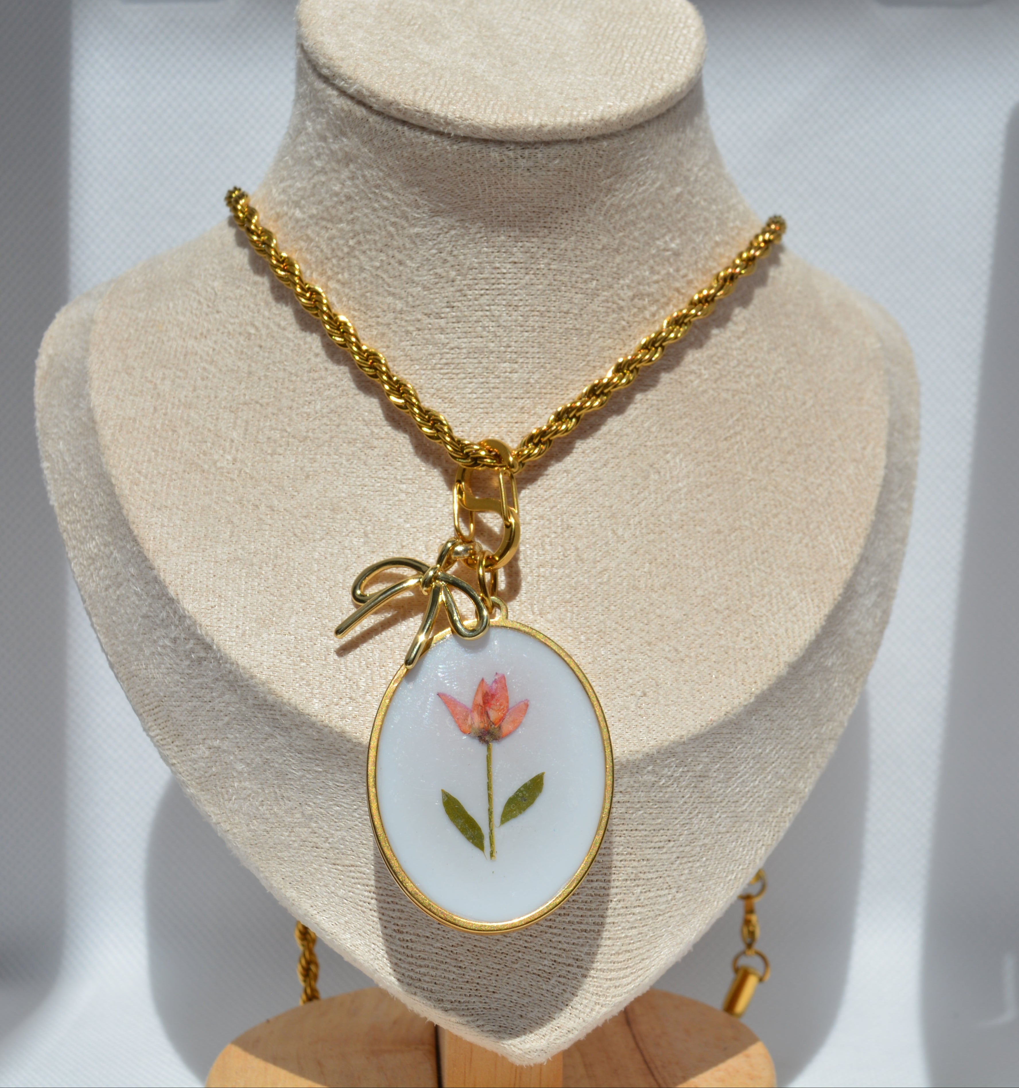 Collana dorata con fiore