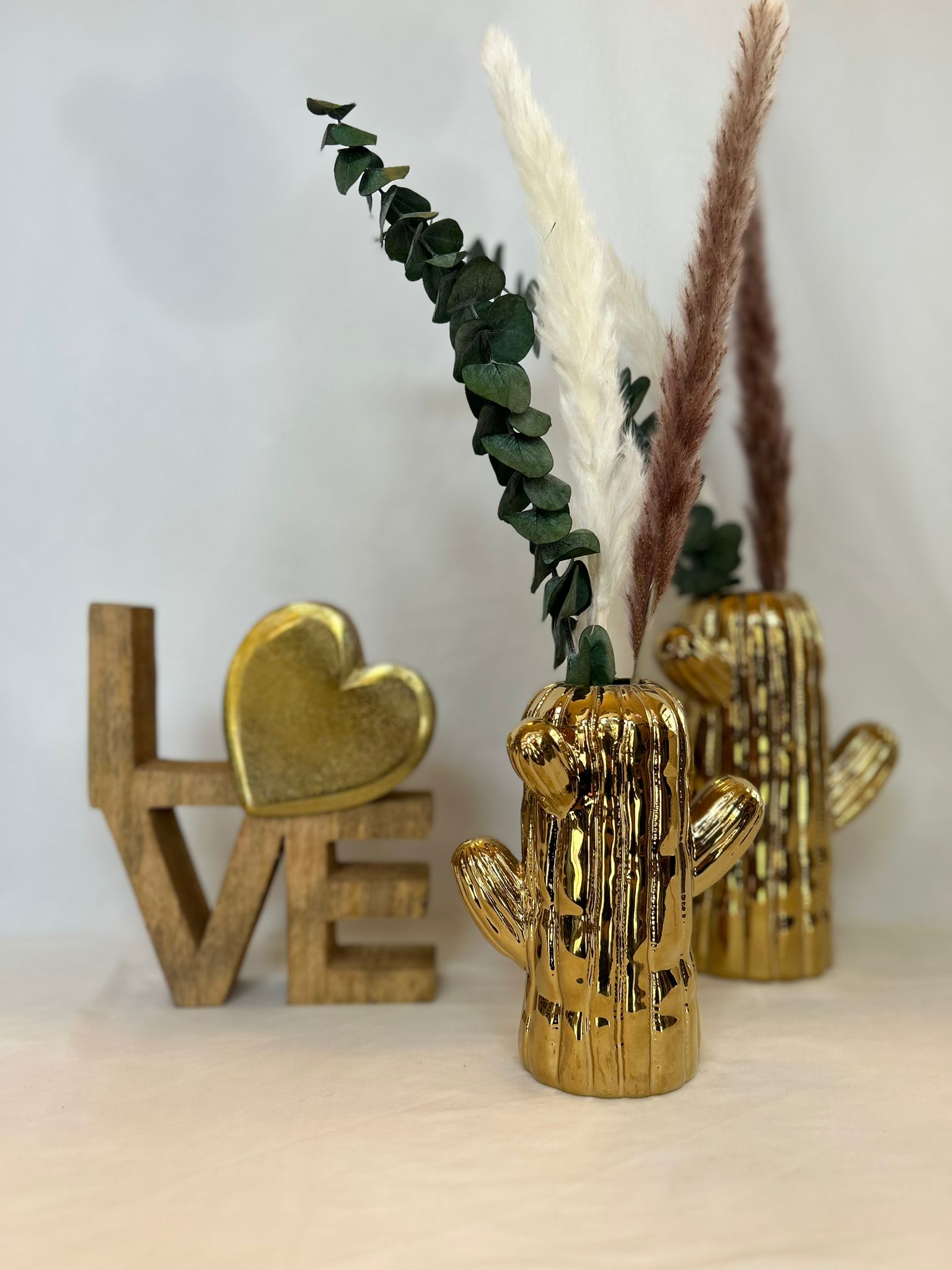 "LOVE in Legno con Cuore Dorato – Il Dettaglio che Scalda ogni Ambiente"