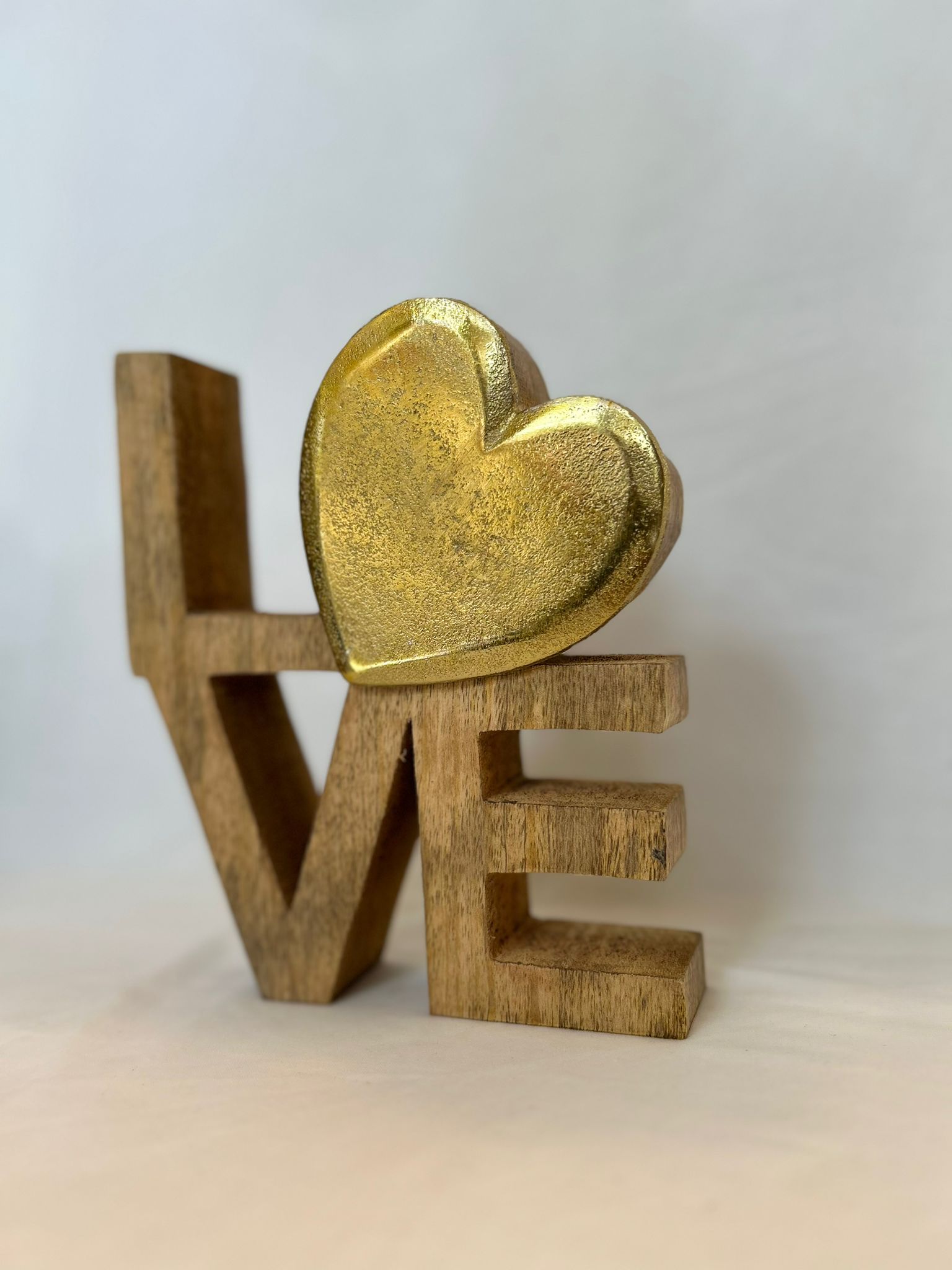 "LOVE in Legno con Cuore Dorato – Il Dettaglio che Scalda ogni Ambiente"