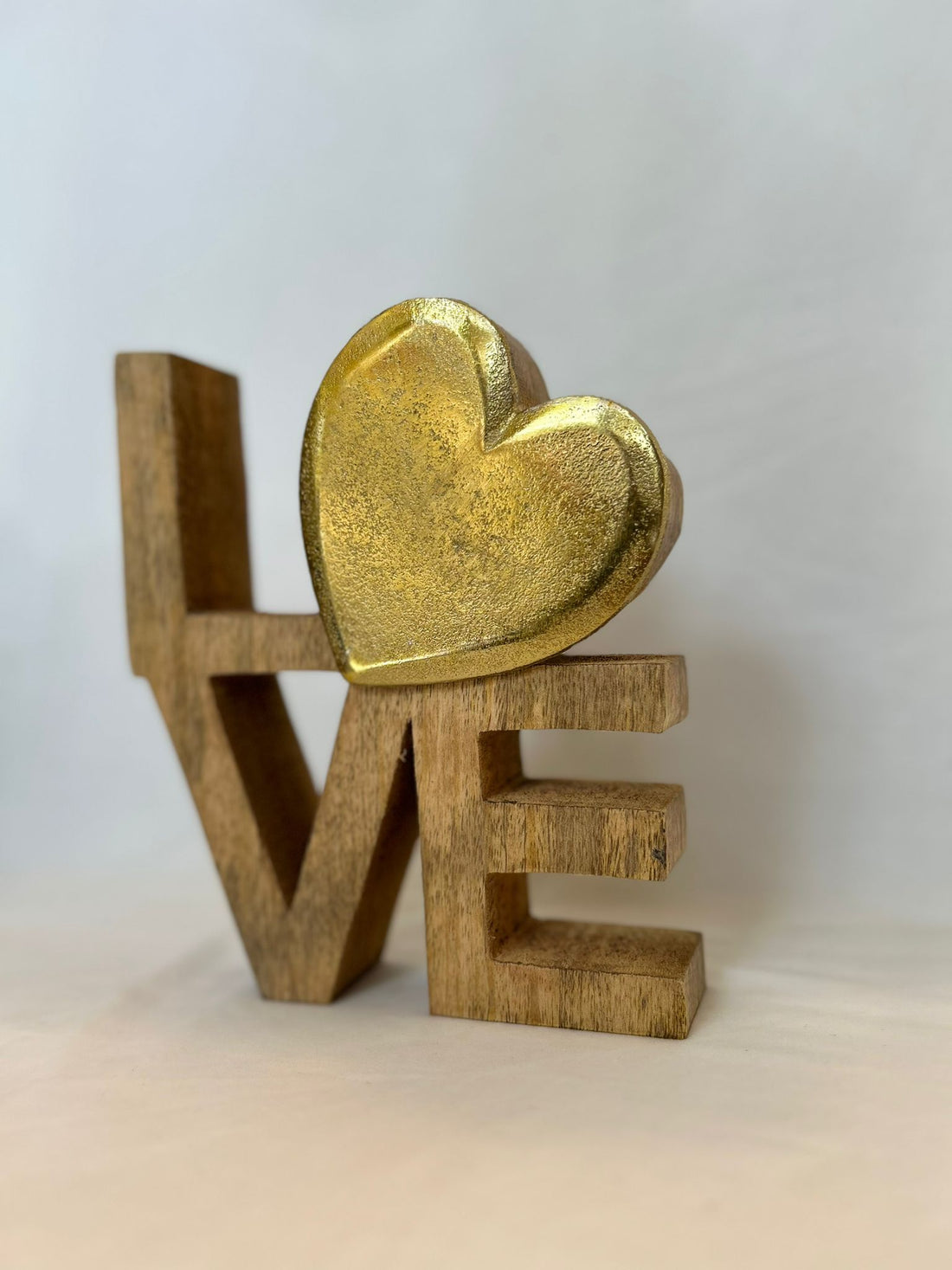 "LOVE in Legno con Cuore Dorato – Il Dettaglio che Scalda ogni Ambiente"