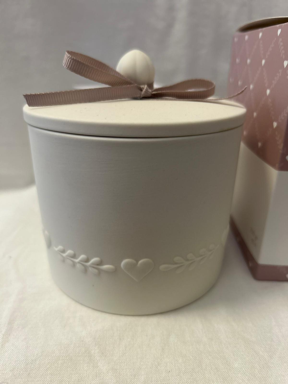 Candela Profumata 'Warm Linen' - Un Abbraccio di Benessere per la Tua Casa