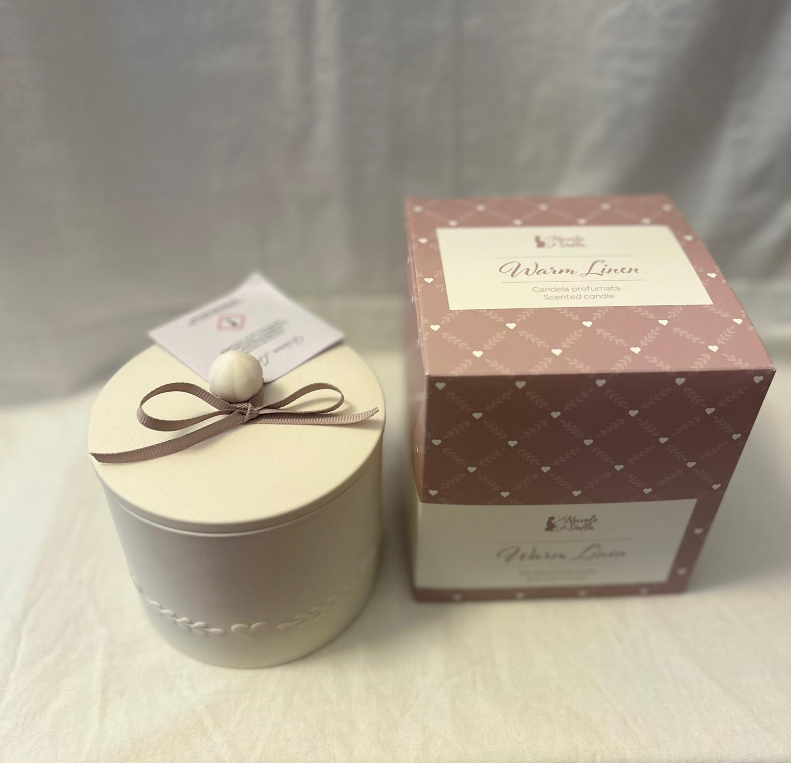 Candela Profumata 'Warm Linen' - Un Abbraccio di Benessere per la Tua Casa