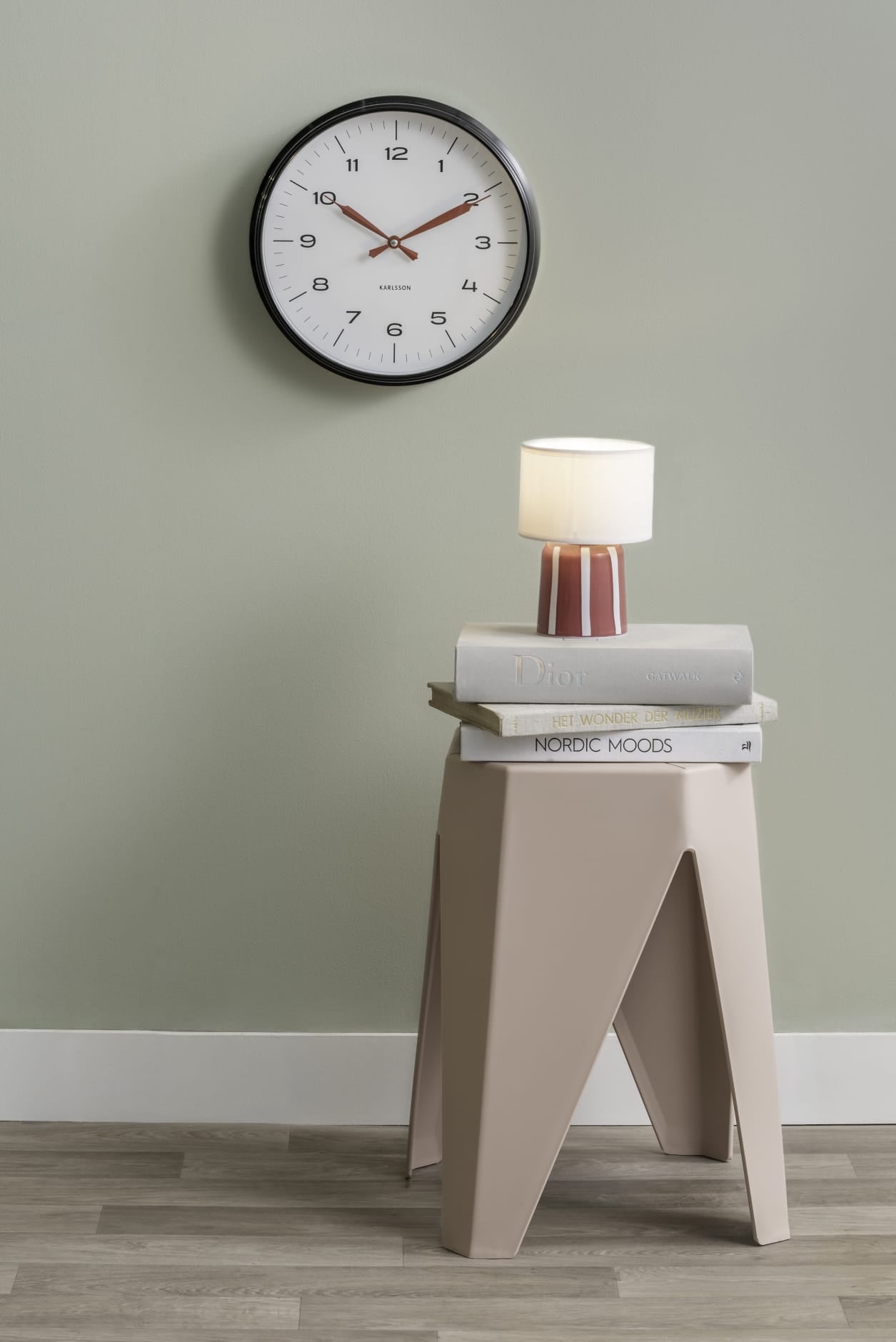 Modern Design Stackable Stool – The Perfect Addition to Any Room! 💡