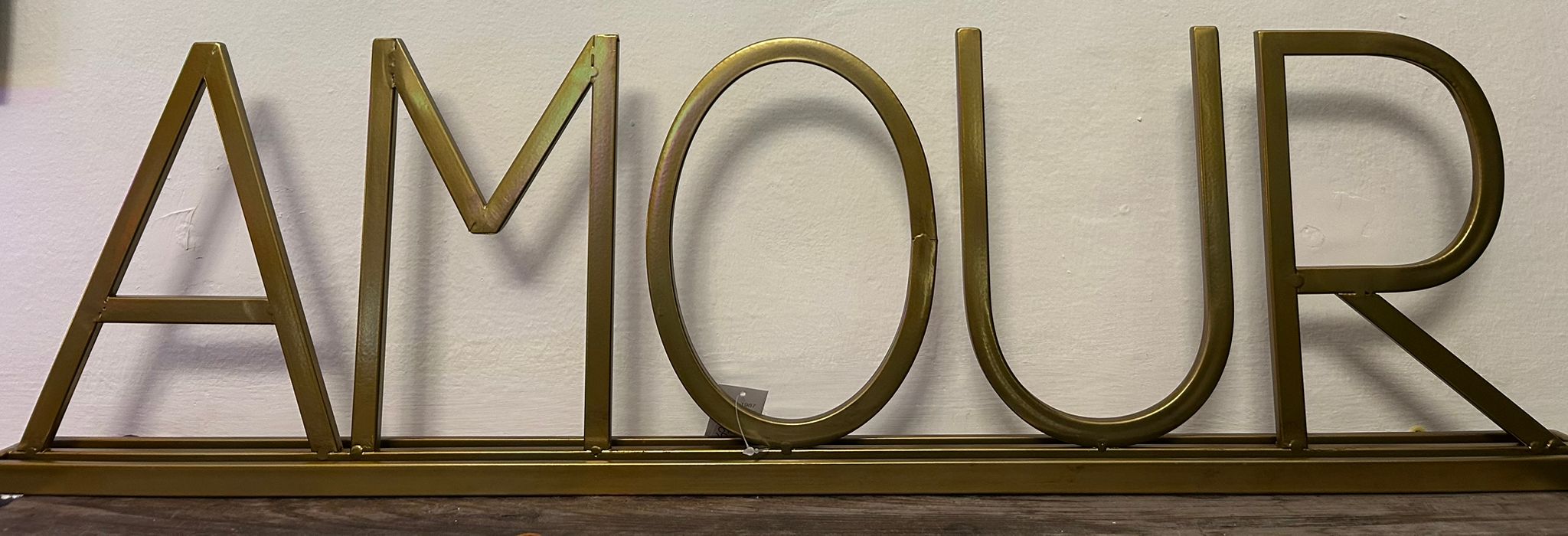 Decorazione "AMOUR" in Ferro – Eleganza Dorata per la Tua Casa 💛