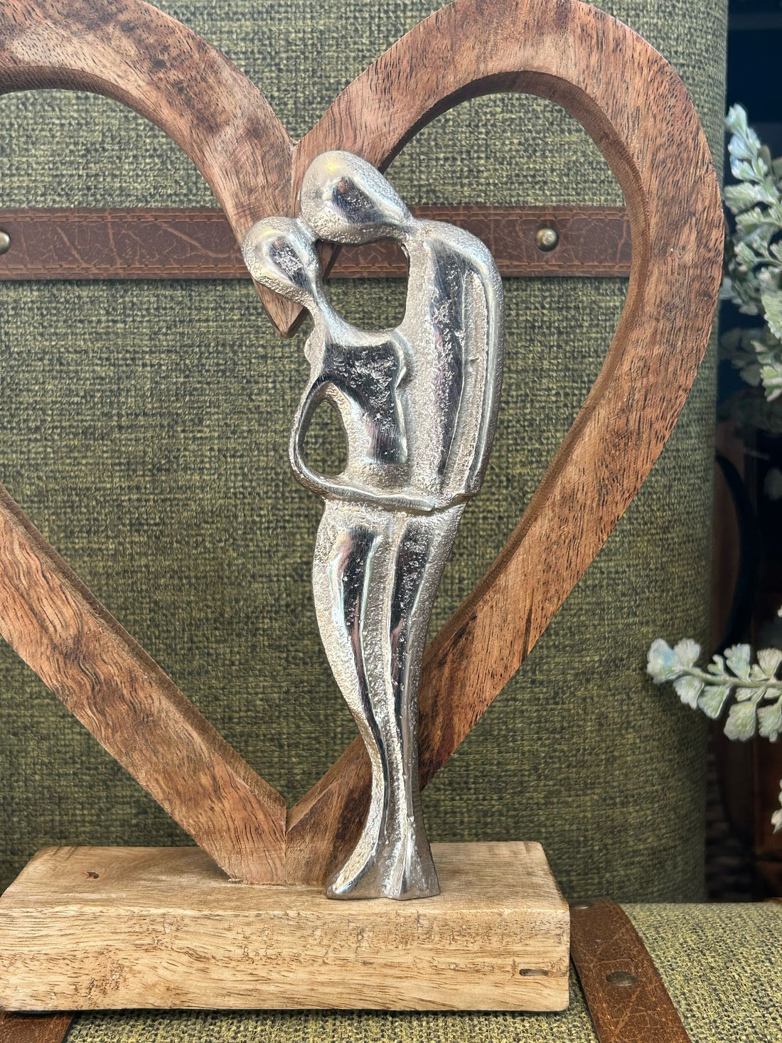 ❤️ Heart Sculpture with Lovers