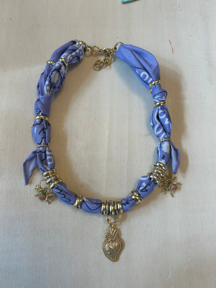 "Divine Bloom" – Collana Bandana Artigianale