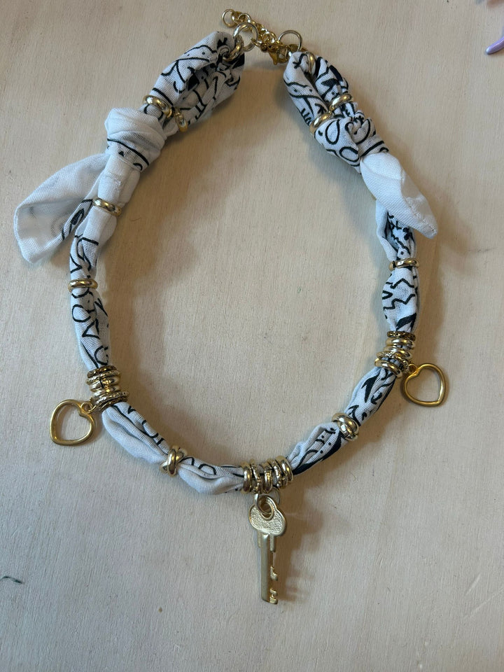"Locked Heart" – Collana Bandana Artigianale