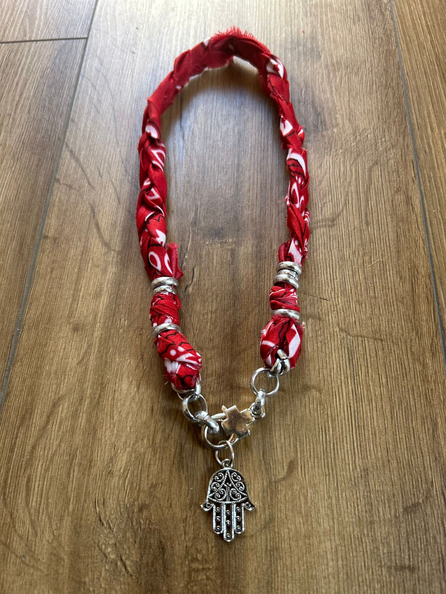 "Red Guardian" – Collana Bandana Artigianale