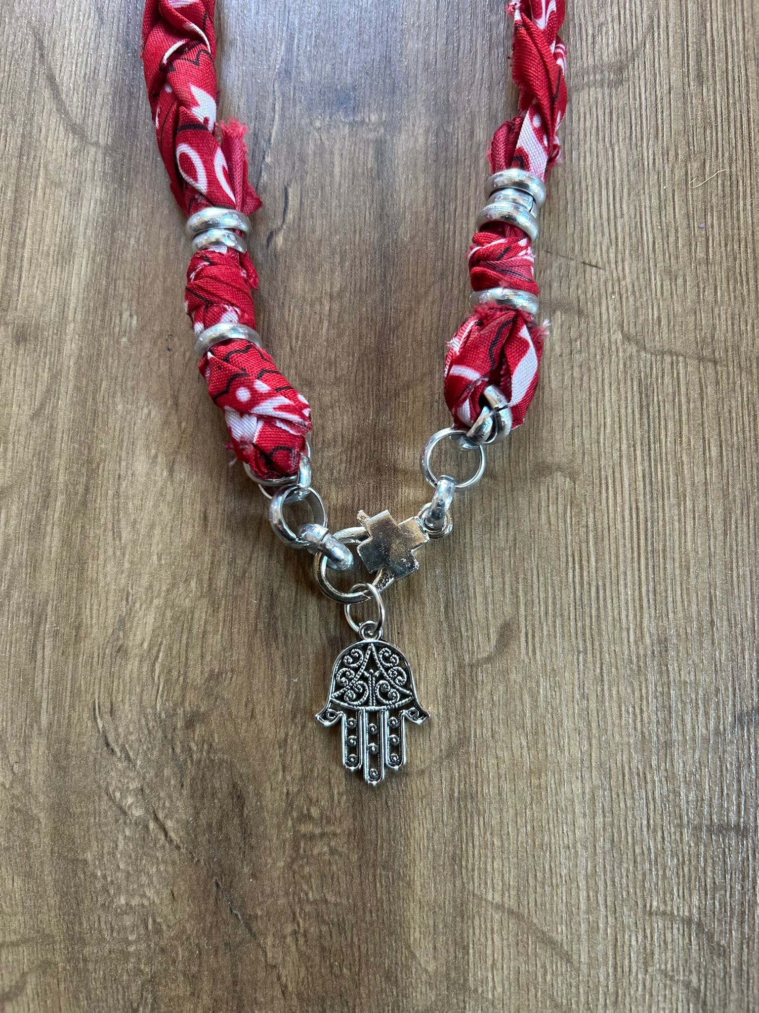 "Red Guardian" – Collana Bandana Artigianale