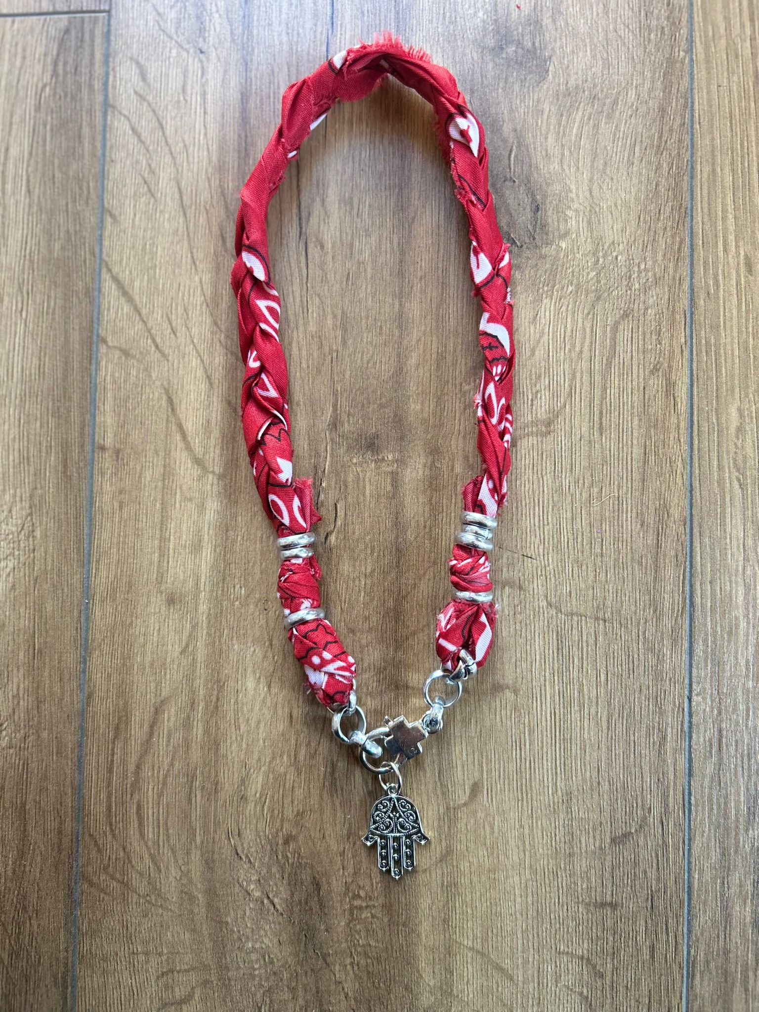 "Red Guardian" – Collana Bandana Artigianale