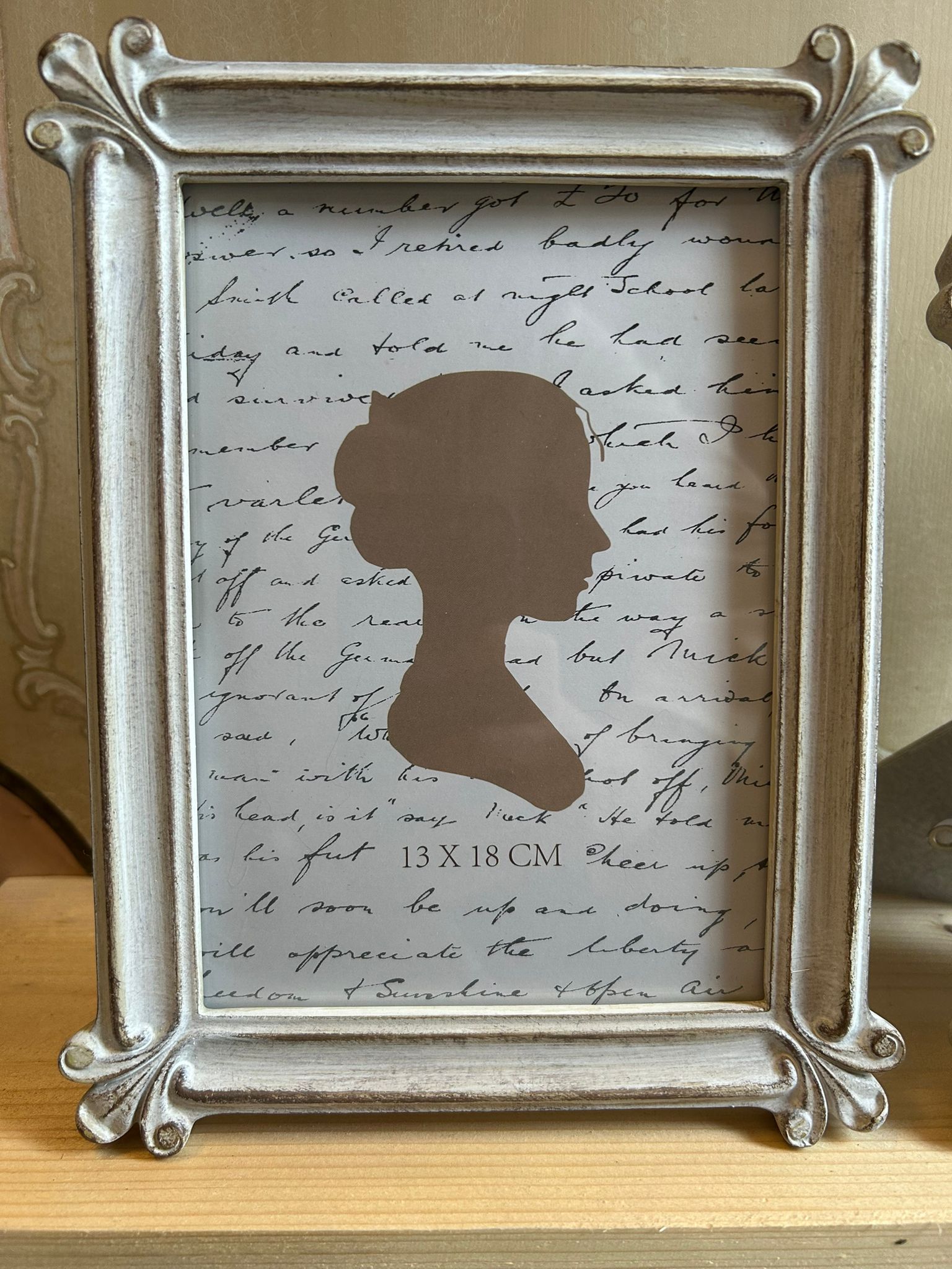 Cornice Classica Retrò – Un Elegante Custode dei Tuoi Ricordi 🖼️🌿