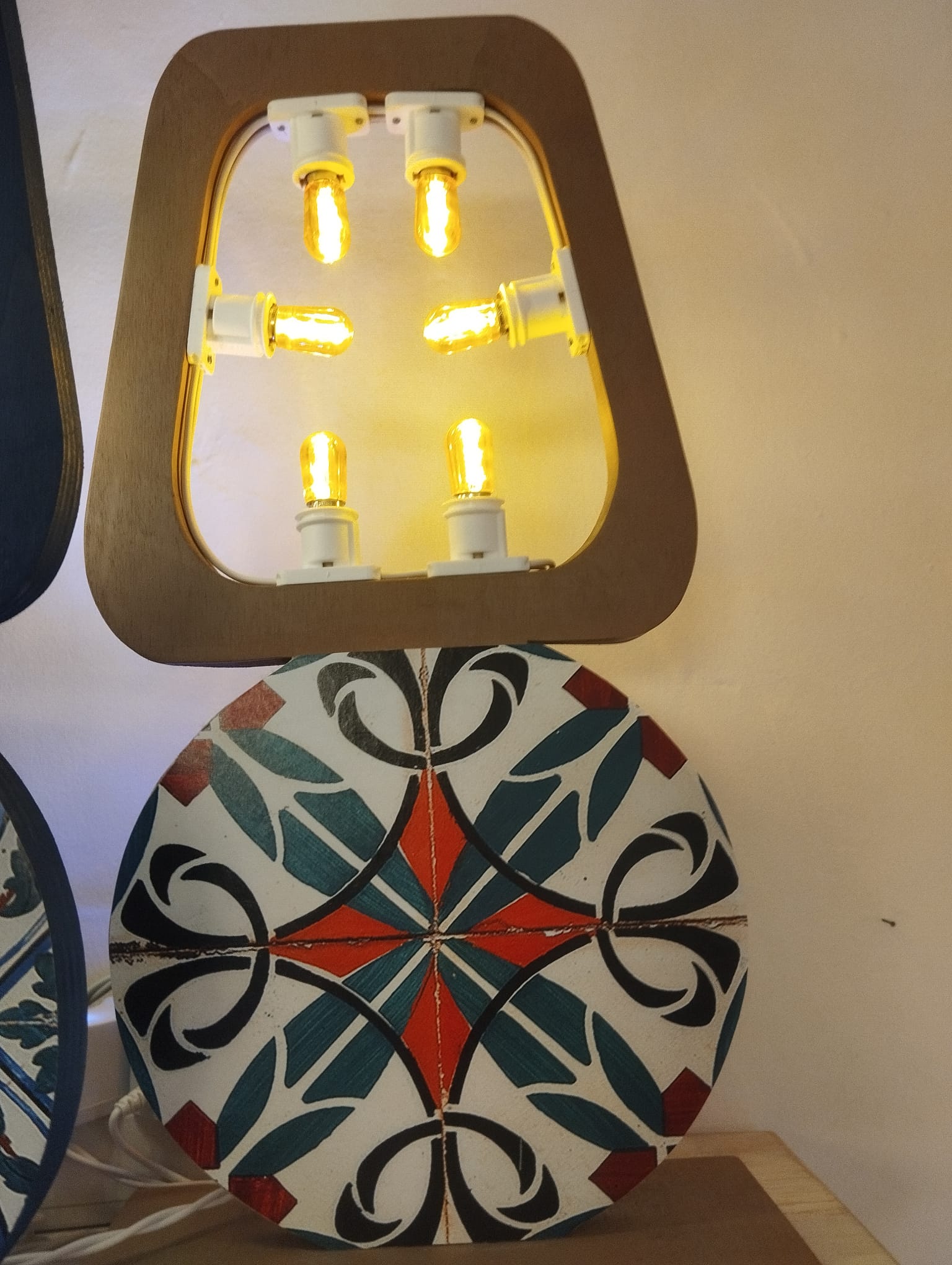 Luminaria “Ceramiche e Luce” – Tradizione Siciliana in Versione Pop! 🪄