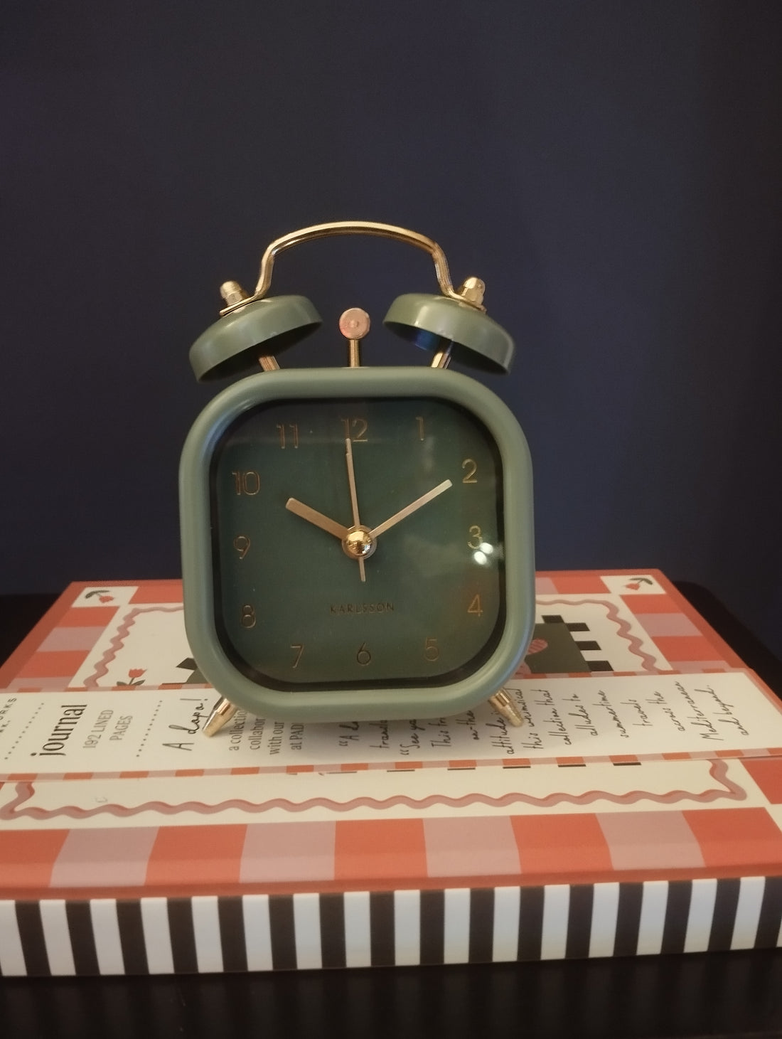 Orologio sveglia da Comodino "Retro Color" – Stile Vintage con un Twist Moderno