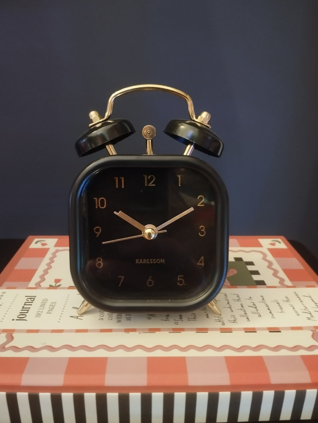 Orologio sveglia da Comodino "Retro Color" – Stile Vintage con un Twist Moderno
