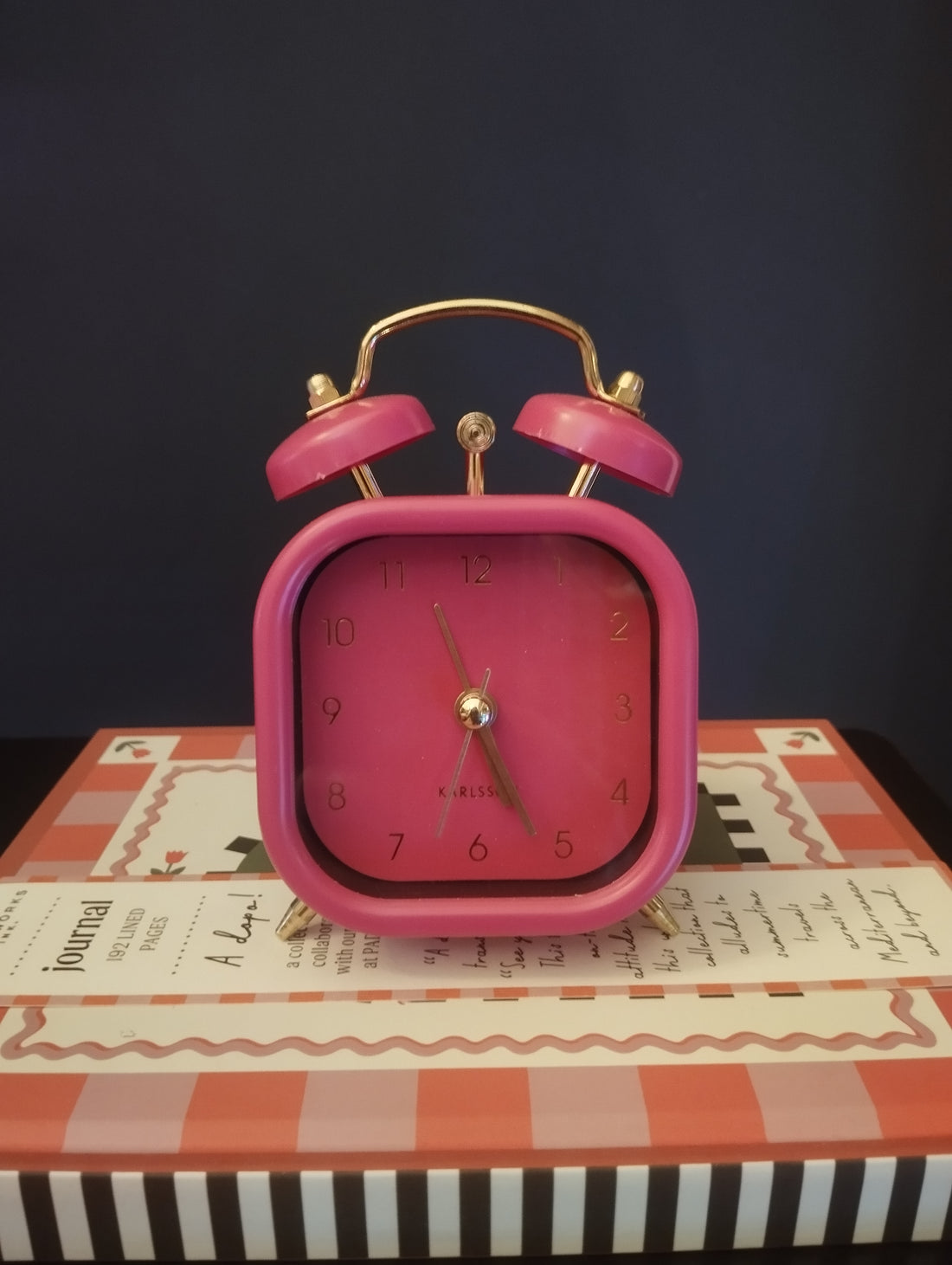 Orologio sveglia da Comodino "Retro Color" – Stile Vintage con un Twist Moderno