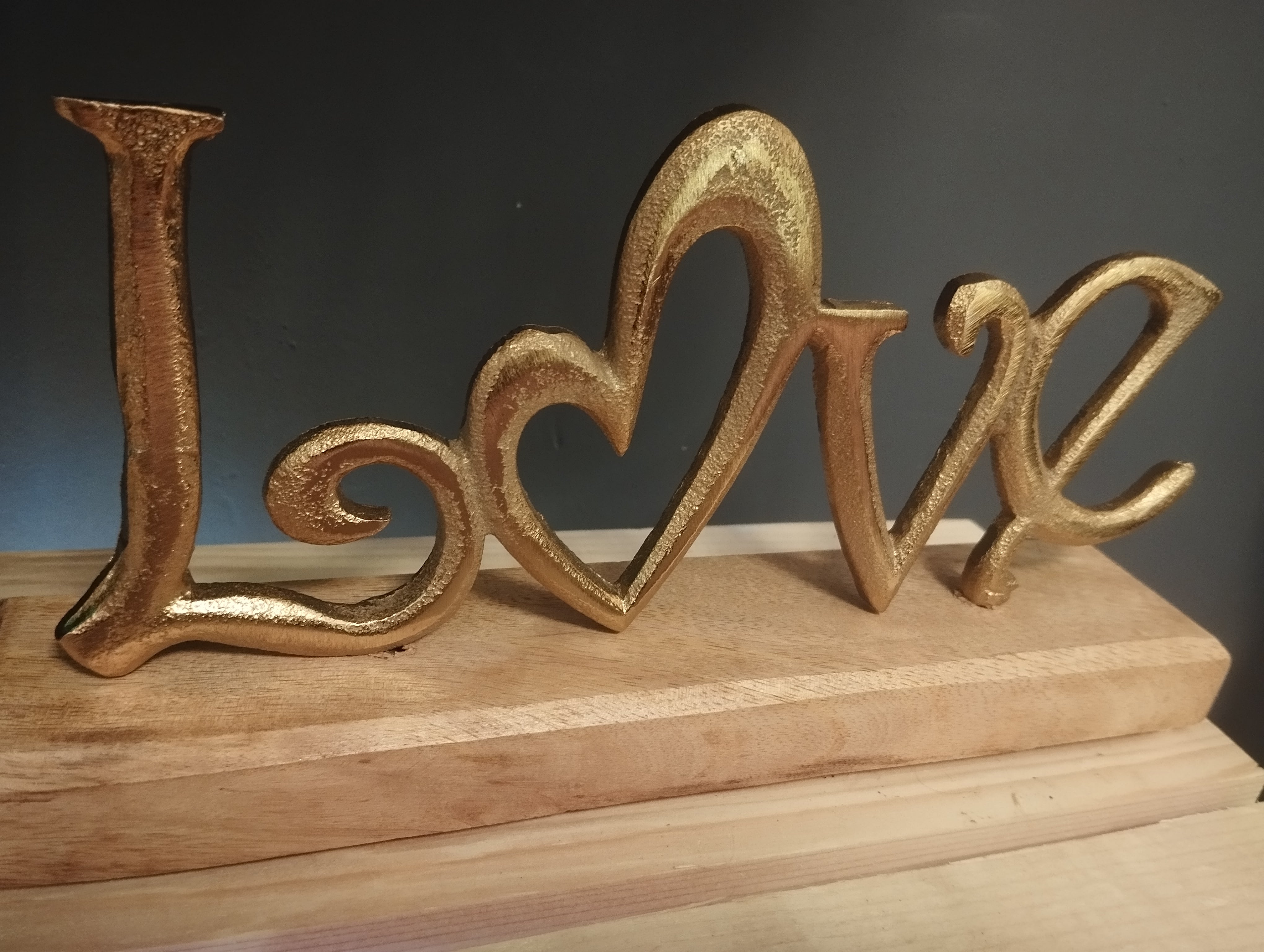 Scultura Decorativa "Love" – Eleganza Dorata per la Tua Casa