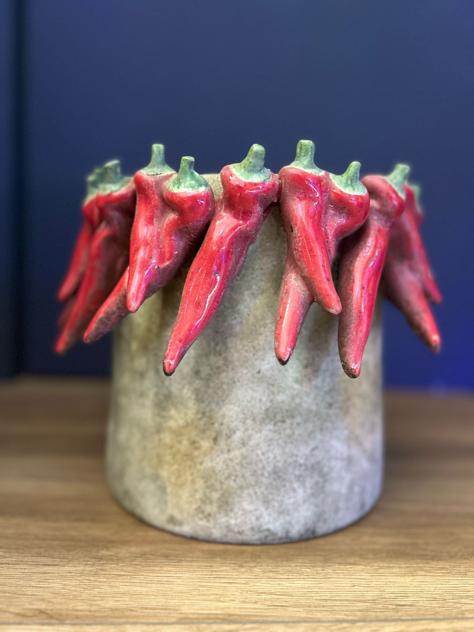 Vaso Decorativo con Peperoncini Rossi – Bold; Spicy Style 🌶️